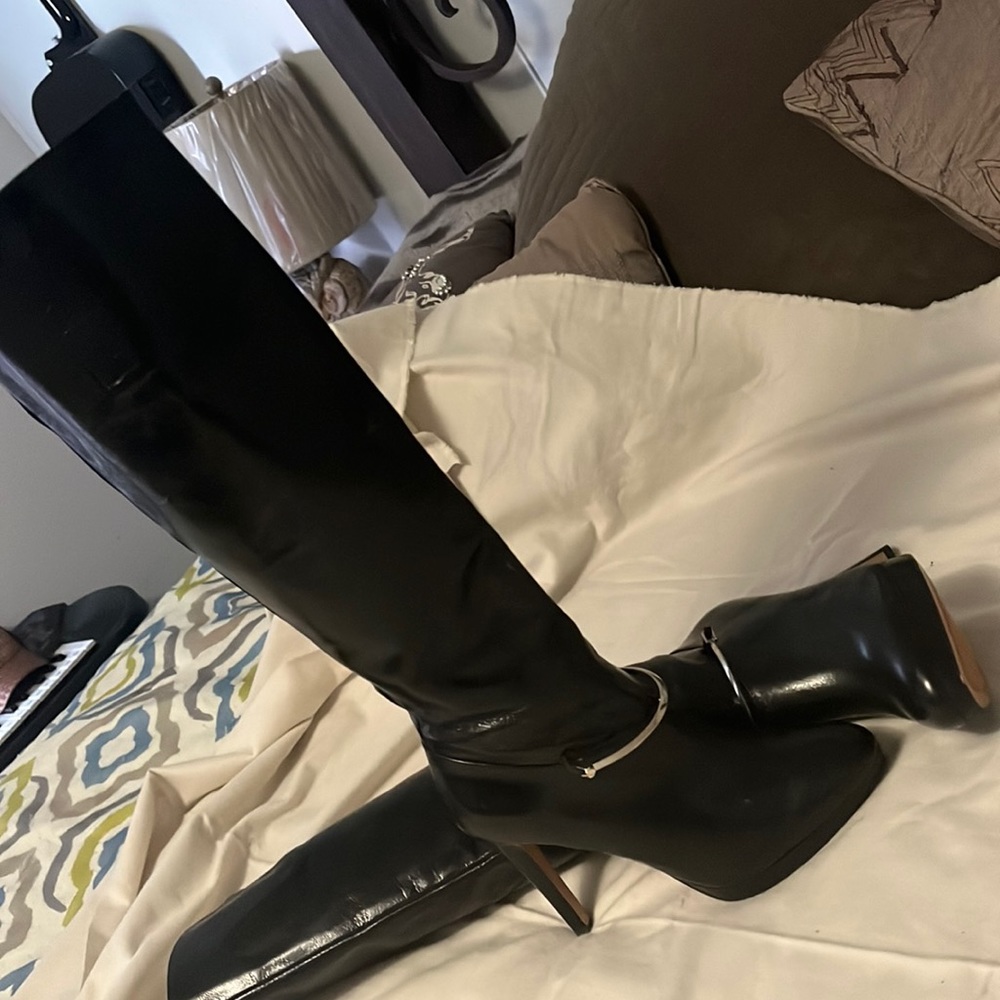 Beautiful black,High heel boots!
